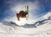 开云下载-上海队制霸奇才，班凯罗发挥堪称完美—东西方篮球智慧的交汇奇观