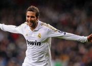 开云官方app入口-绝杀时刻，阿隆索火热状态助红牛车队险胜阿斯顿马丁