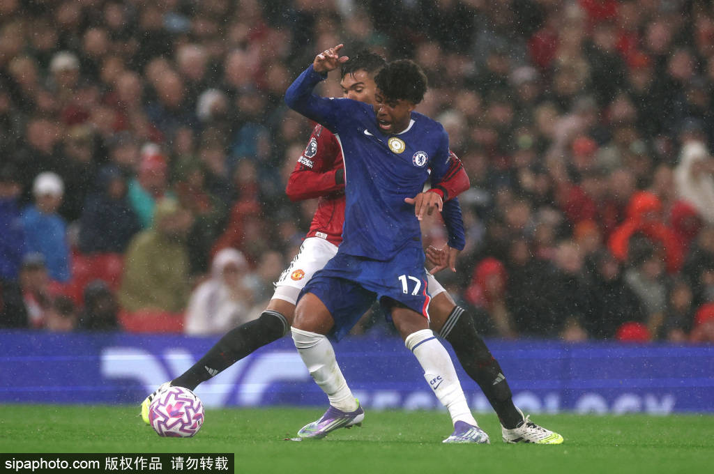 法国后卫关键时刻抢点破门帮助球队获胜