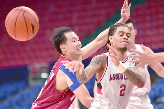 广州男篮主场取胜上海队，结束连败