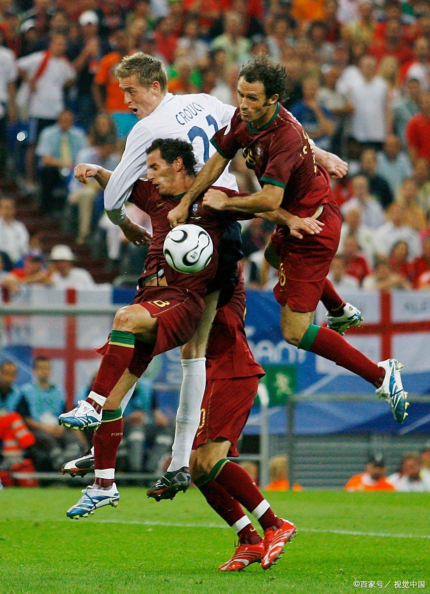 欧洲足坛胜负难分，球员拼搏博取胜利