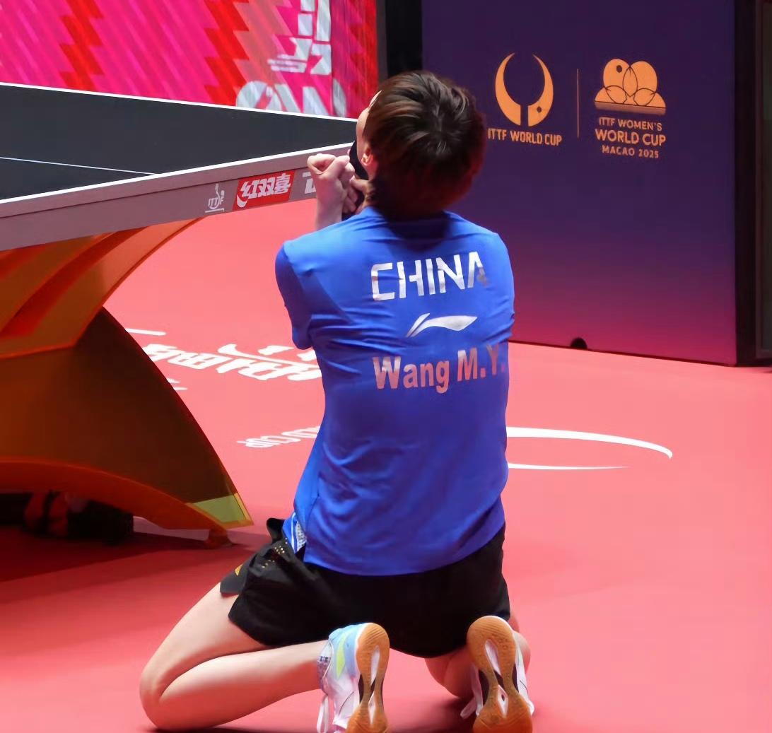 激烈的赛场上球员们尽展所能的拼搏精神