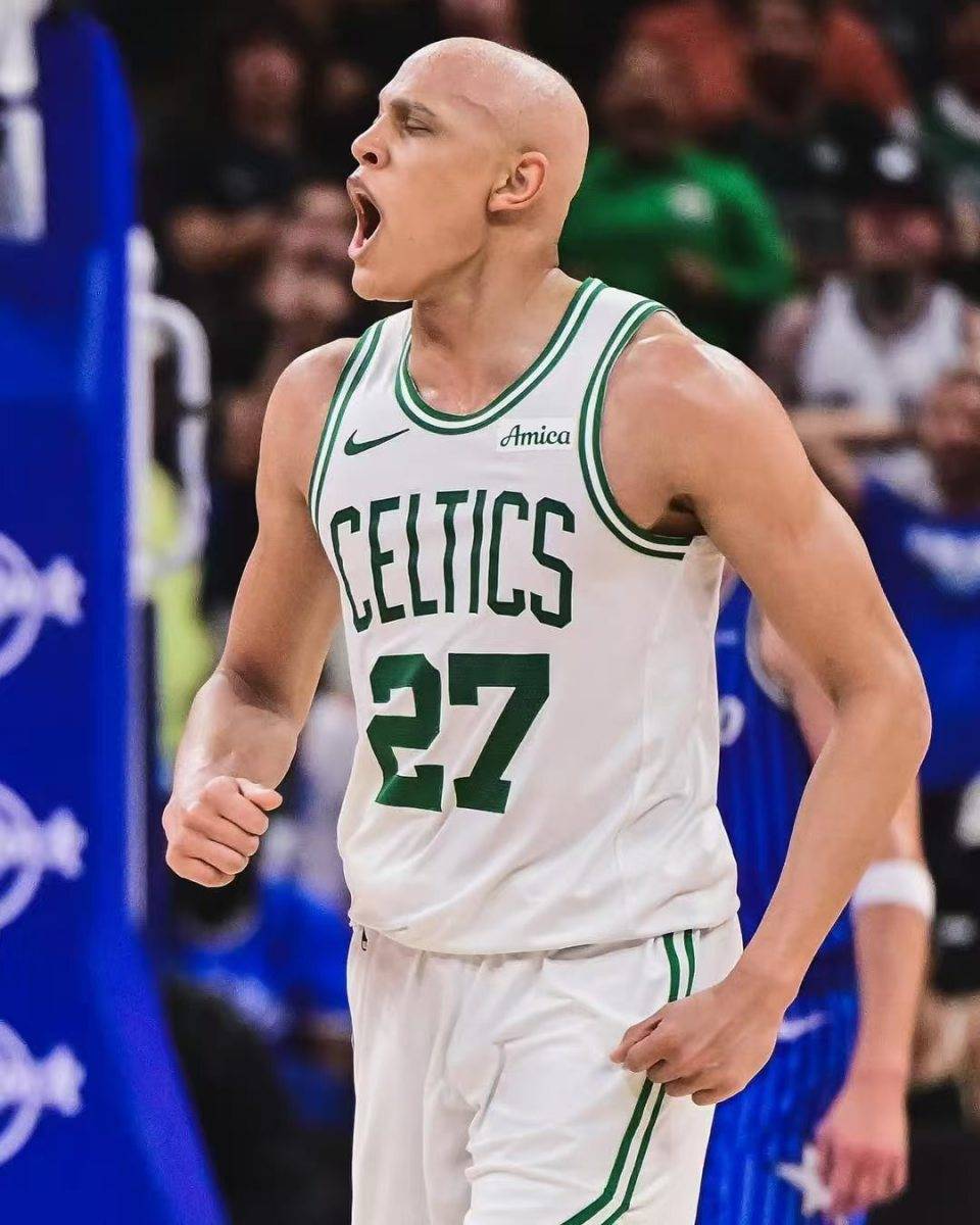 灰熊队惨遭绿军连胜，一边倒