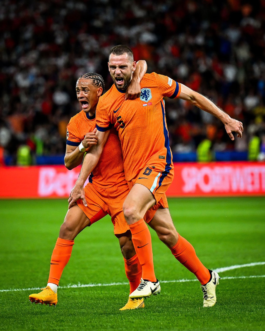 荷兰队大胜泽西岛，晋级欧洲杯强