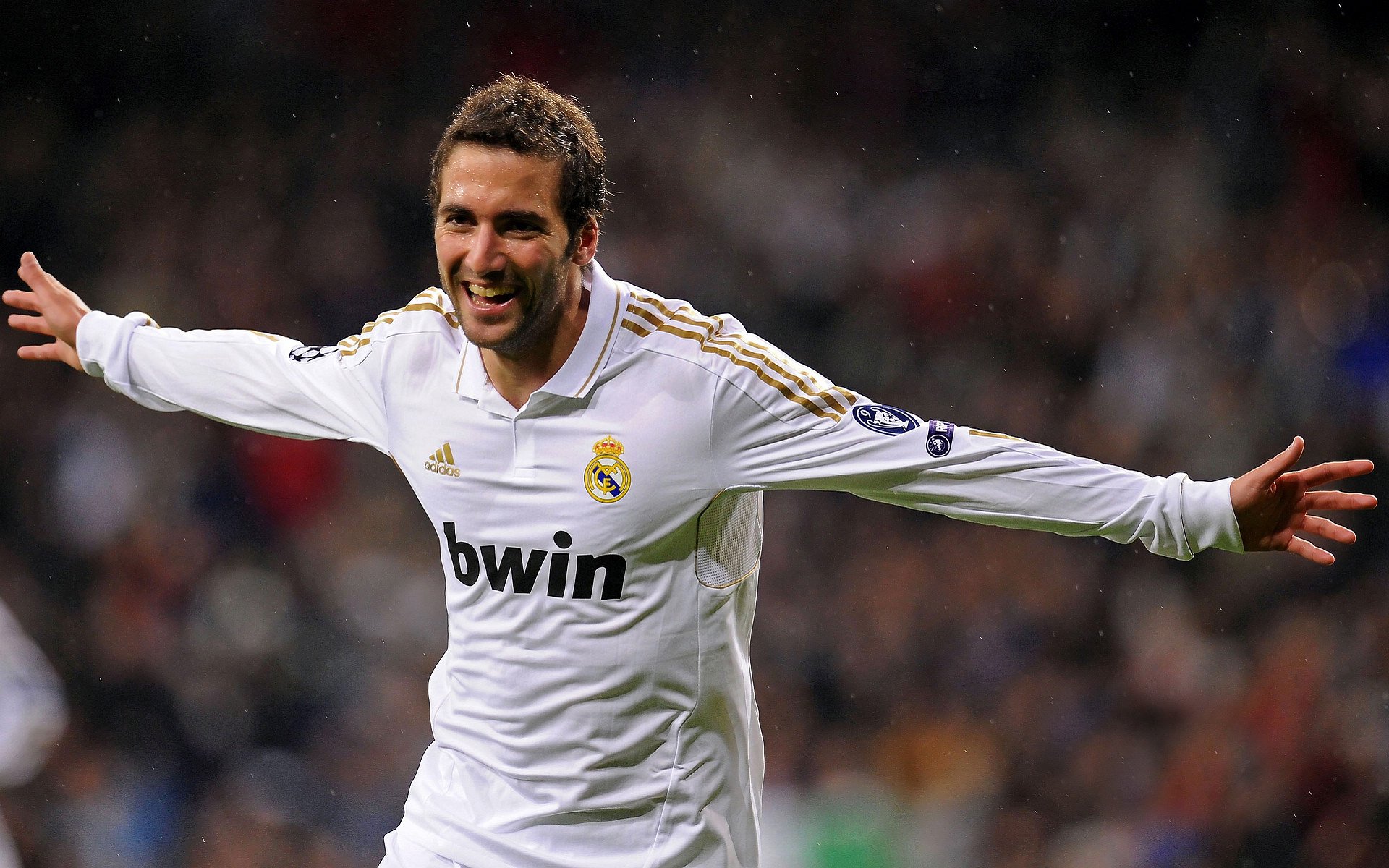 绝杀时刻，阿隆索火热状态助红牛车队险胜阿斯顿马丁